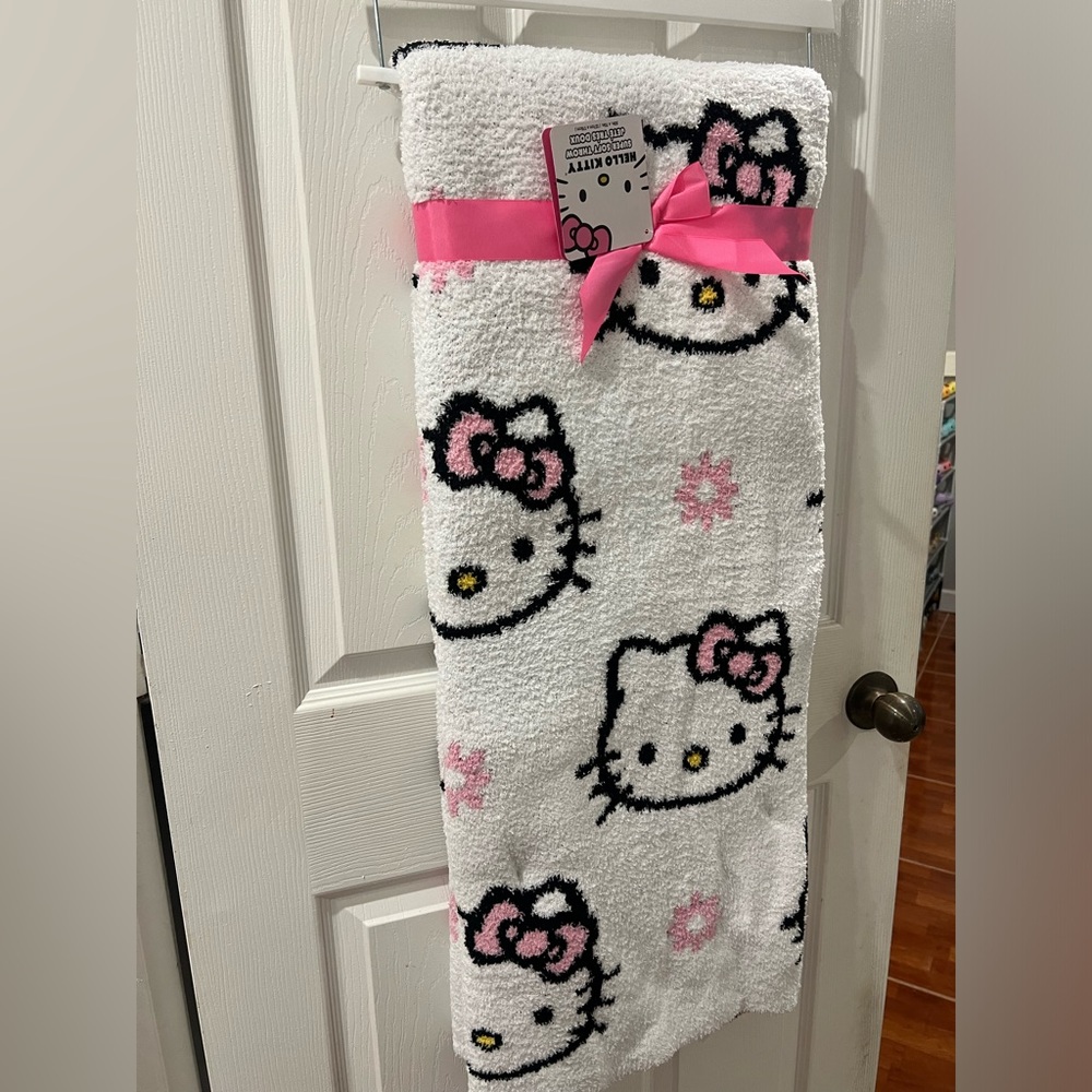 NEW! Hello Kitty super soft throw - Picture 6 of 6